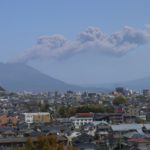 噴煙を上げる桜島