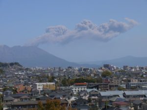 噴煙を上げる桜島